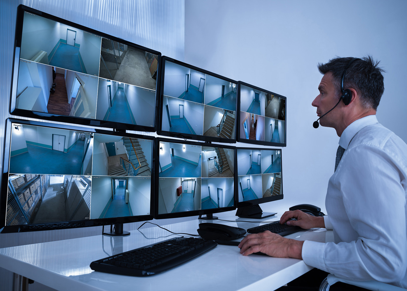Sicherheitssystem-Mitarbeiter schaut auf CCTV-Aufnahmen im Kontrollraum